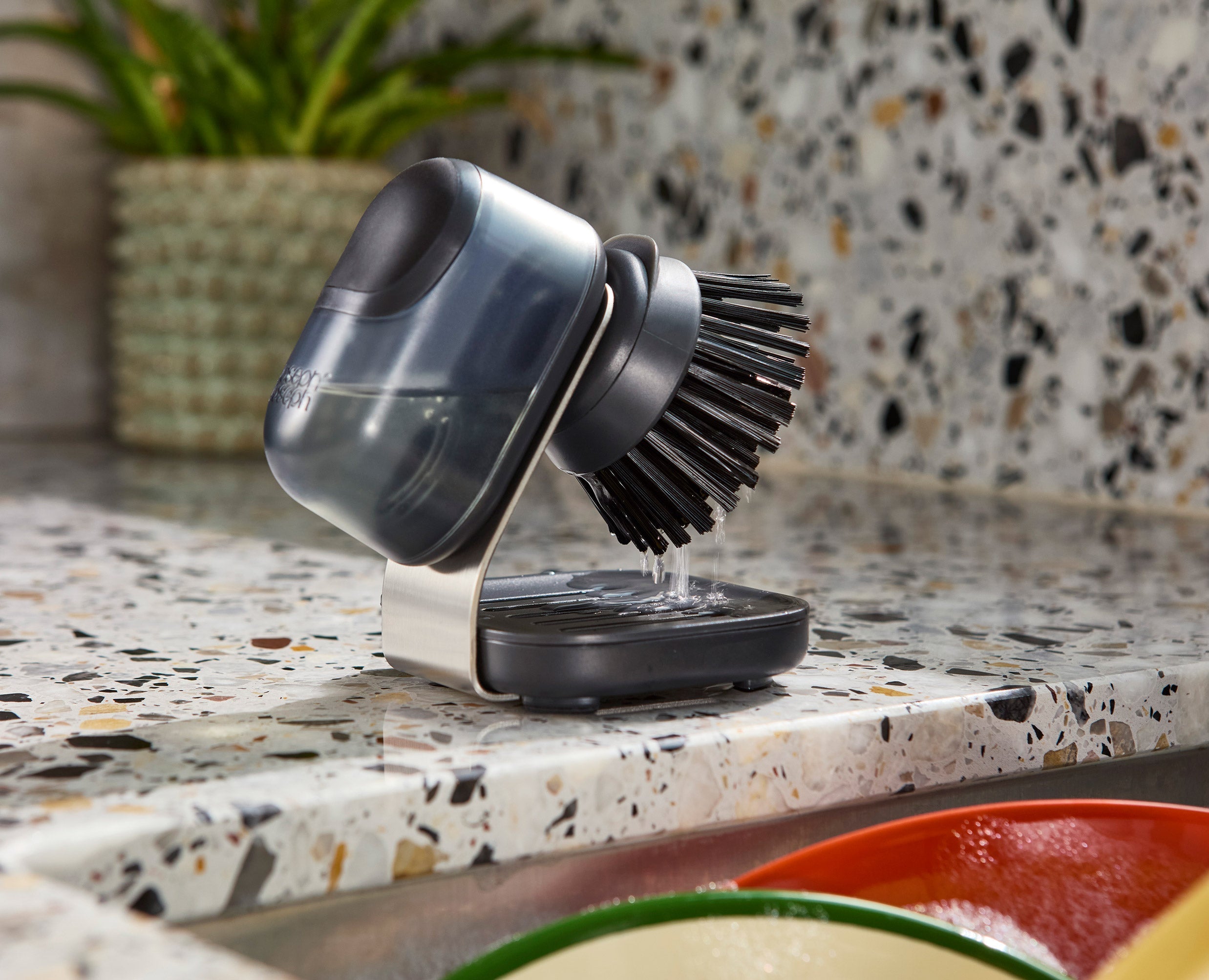 SinkTech™ Compact Soap Dispensing Washing-Up Brush with Steel Stand & Extra Heads