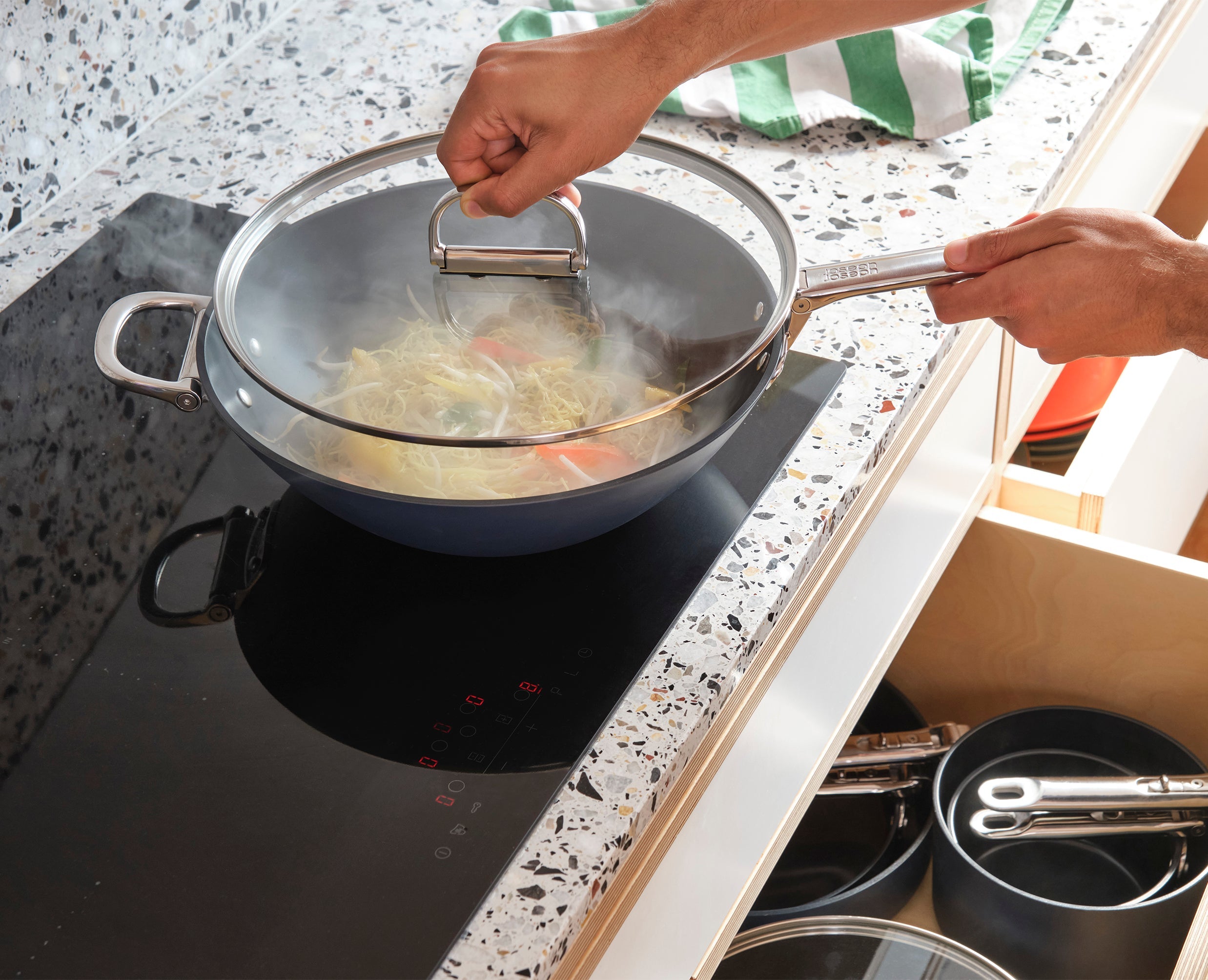 Space Non-Toxic, Non-Stick Wok & Lid (32cm) | Joseph Joseph EU