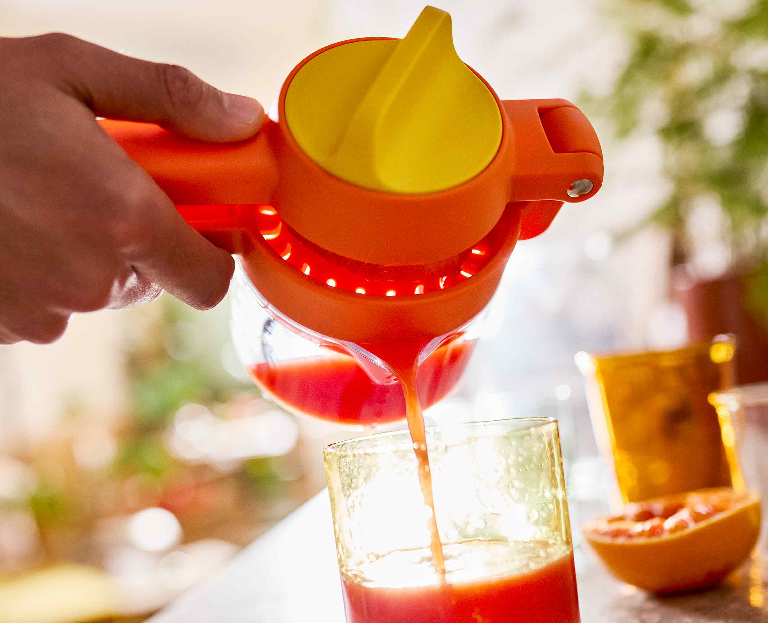 SHARP juicer press 赤色 Citrus Press with Measuring Cup | Joseph Joseph EU