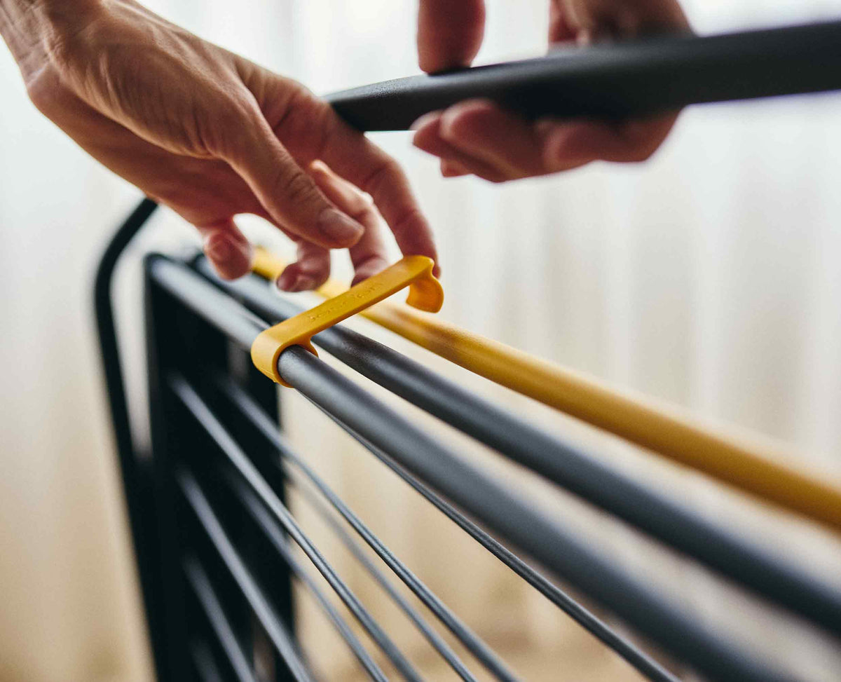 Složený sušák prádla Joseph Joseph AirFrame pro úsporné skladování