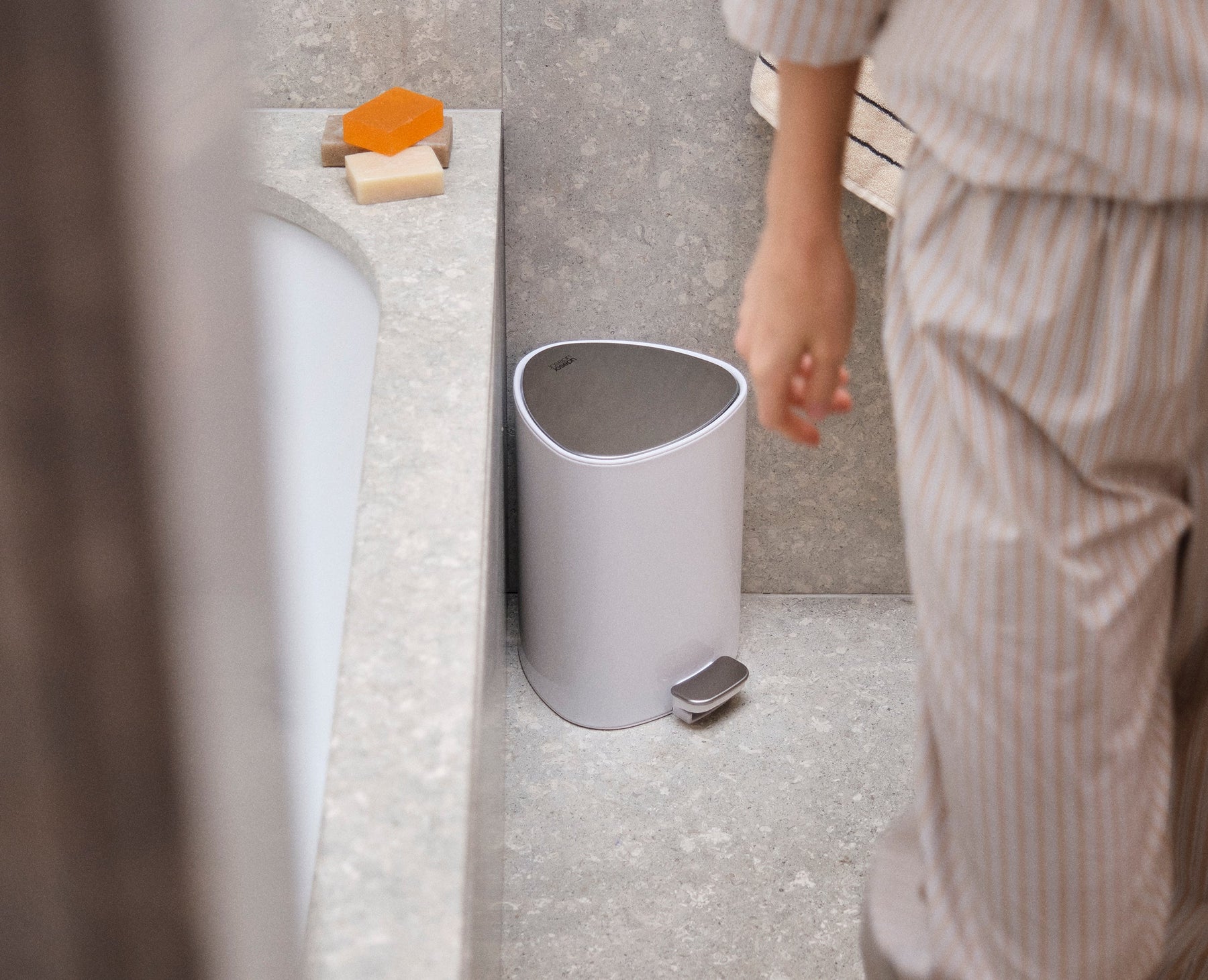 EasyStore™ 5L Gloss White Bathroom Bin