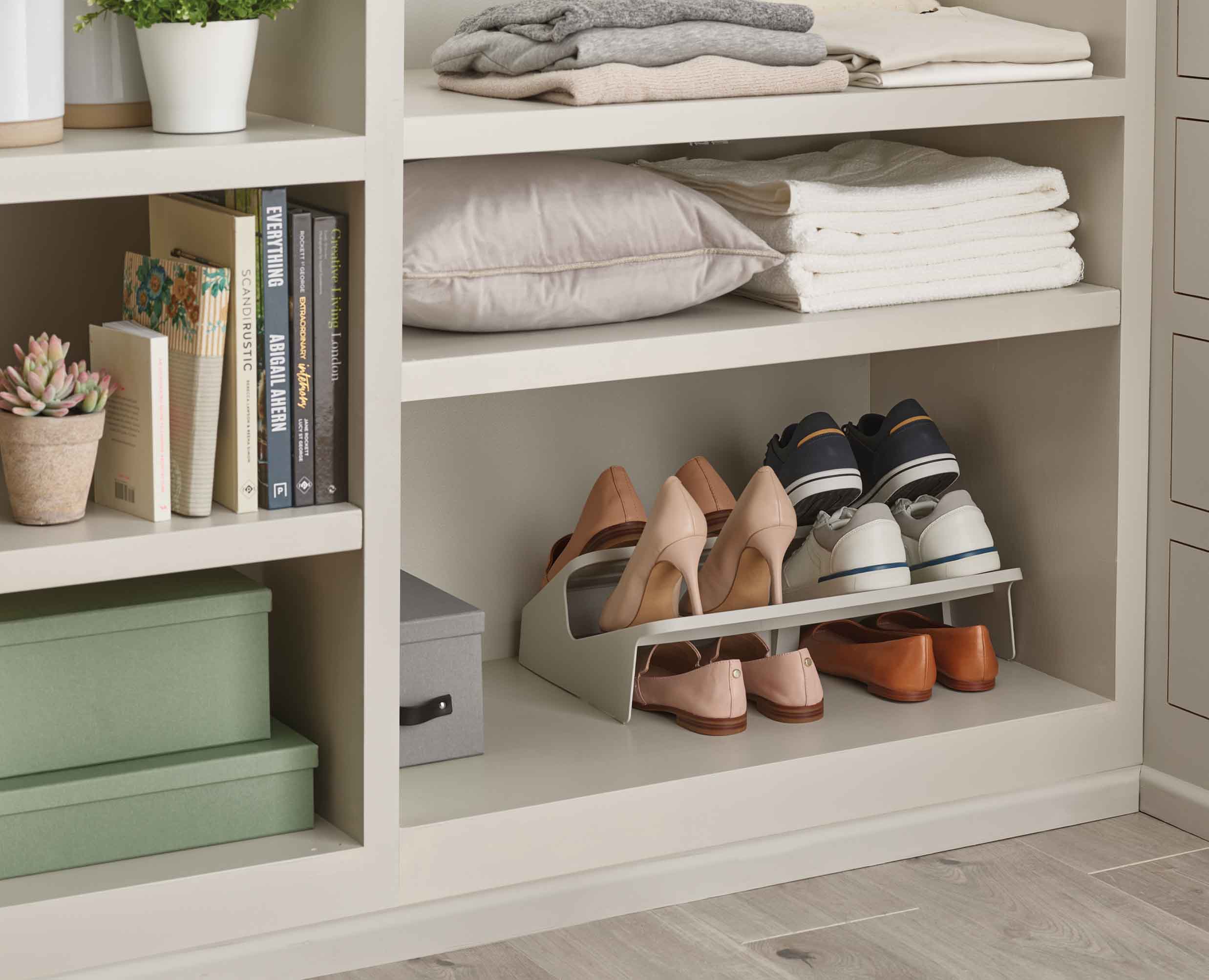 Spacious shop shoe rack